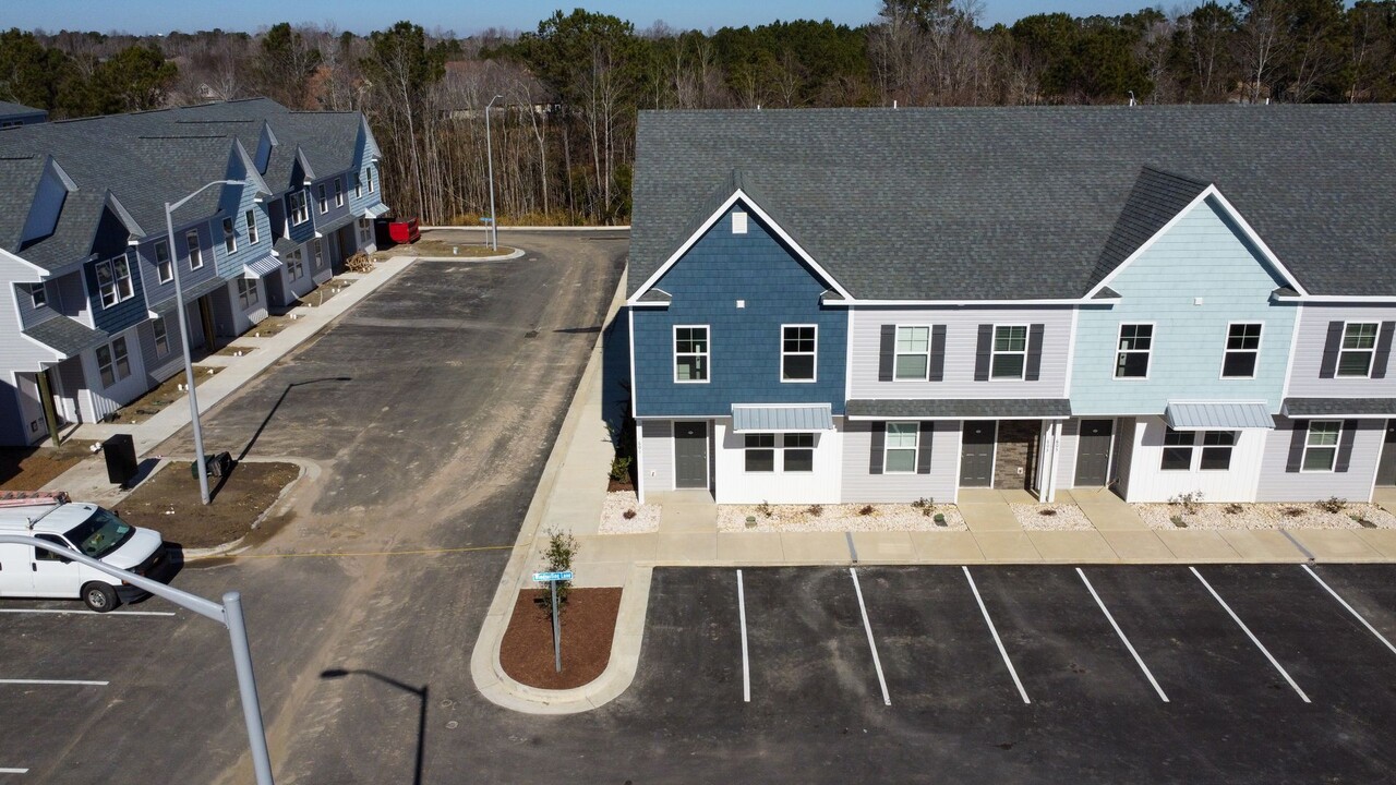 601 Windsurfing Ln in Sneads Ferry, NC - Building Photo