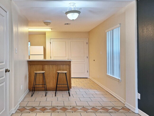 1905 Maria Isabel Dr, Unit B in Weslaco, TX - Foto de edificio - Building Photo