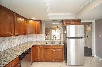 10330 Carrollwood Ln in Tampa, FL - Building Photo - Building Photo