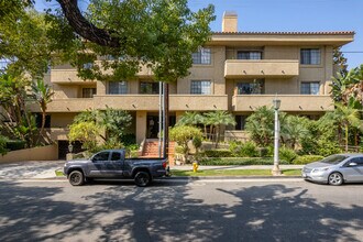 221 S Oak Knoll Ave in Pasadena, CA - Foto de edificio - Building Photo