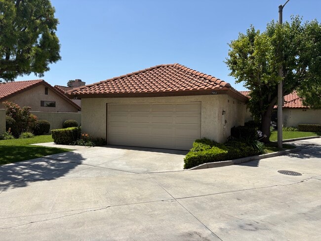 7562 Coyote Creek Ct in Buena Park, CA - Foto de edificio - Building Photo