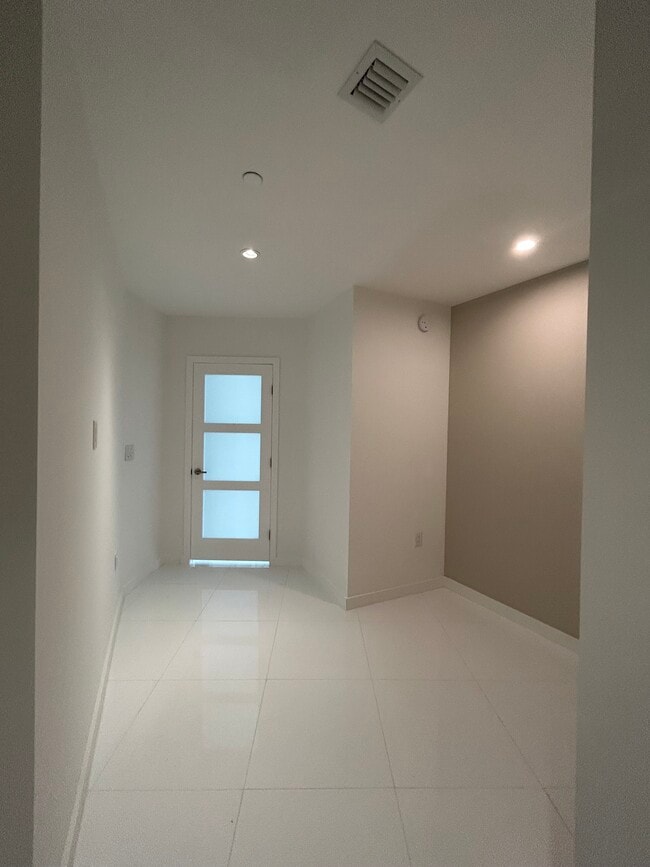 851 NE 1st Ave, Unit 4302 in Miami, FL - Foto de edificio - Building Photo