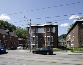 Willow Court in Toronto, ON - Building Photo - Building Photo