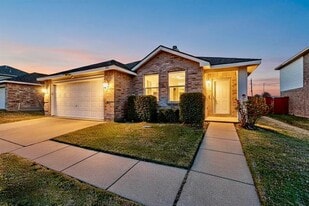 2016 Swenson Ct in Grand Prairie, TX - Building Photo