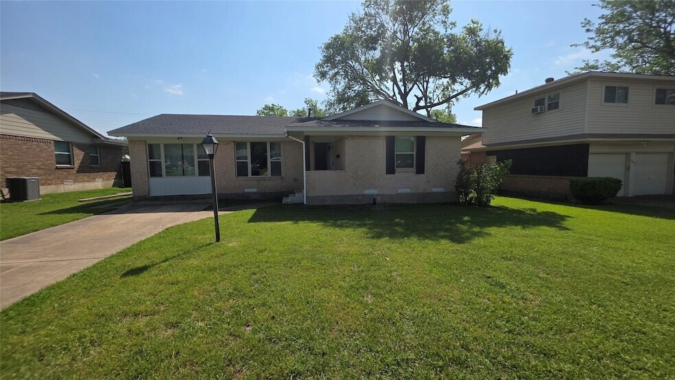 1102 Lorrie Dr in Richardson, TX - Building Photo