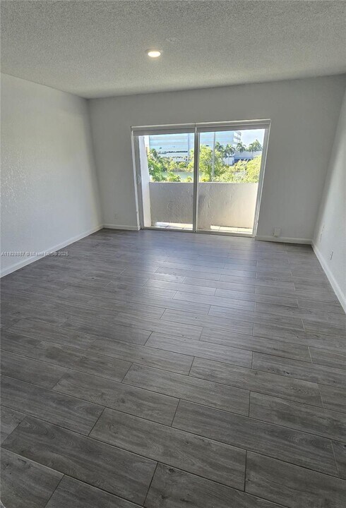 11120 SW 196th St in Miami, FL - Building Photo