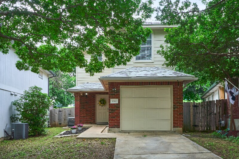 1582 Parkfield Cir in Round Rock, TX - Building Photo