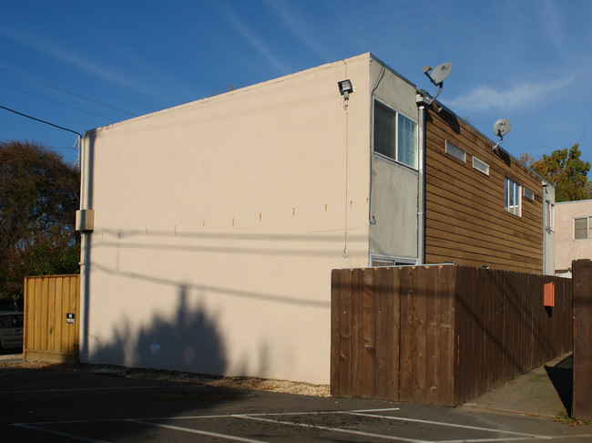 1560 Pine St in Concord, CA - Foto de edificio - Building Photo