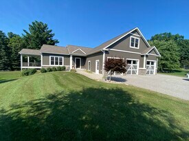 1398 N Lakeshore Dr in Ludington, MI - Building Photo