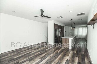 180 Uptown Cir in Oakland, CA - Foto de edificio - Building Photo