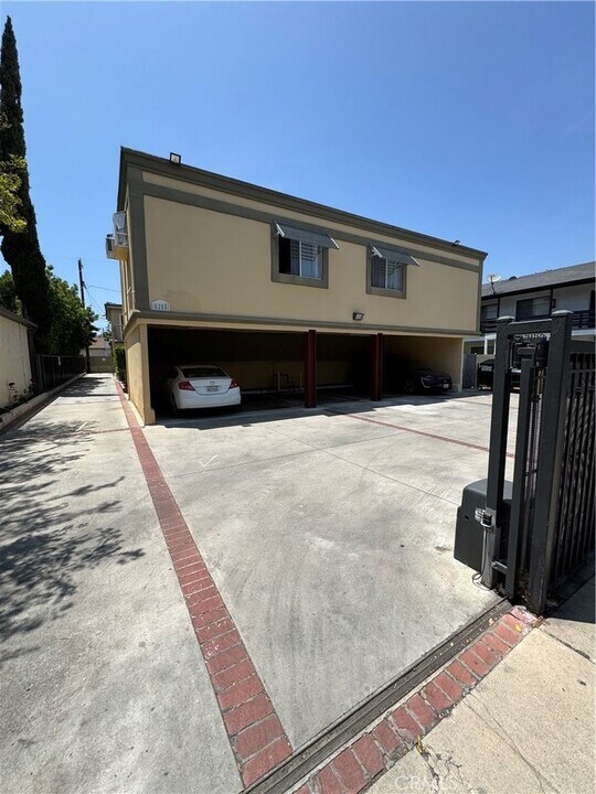 5255 Satsuma Ave in Los Angeles, CA - Building Photo