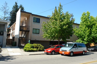 389 Alcatraz Ave in Oakland, CA - Building Photo - Building Photo