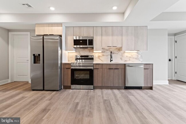 520 N 37th St in Philadelphia, PA - Building Photo - Building Photo