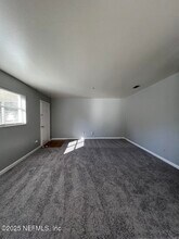 8095 Lourdes Dr W in Jacksonville, FL - Building Photo - Building Photo