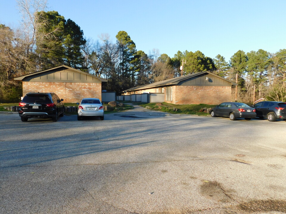 703 E Center St in White Oak, TX - Building Photo