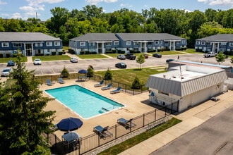 Hines Park Place Apartments in Plymouth, MI - Foto de edificio - Building Photo