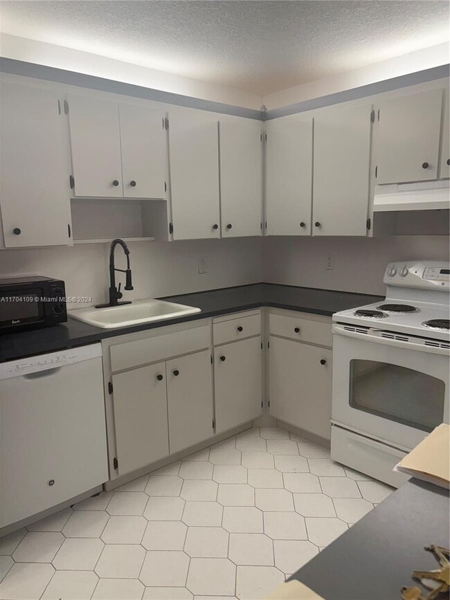 1200 NE Miami Gardens Dr in Miami, FL - Building Photo - Building Photo