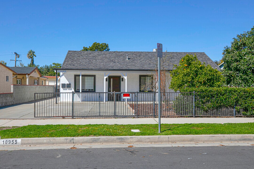 10955 Burnet Ave in Mission Hills, CA - Foto de edificio