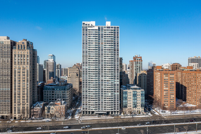 1300 N Lake Shore Dr in Chicago, IL - Foto de edificio - Building Photo