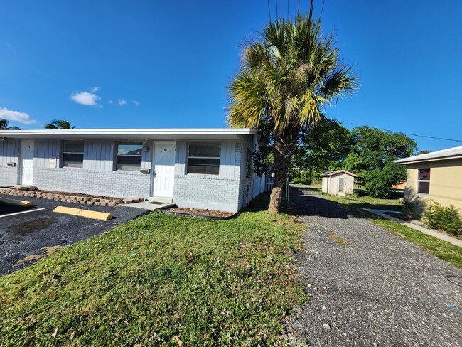 1120 12th Ave S in Lake Worth, FL - Building Photo - Building Photo