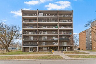 Sun Ray Manor in Windsor, ON - Building Photo - Building Photo