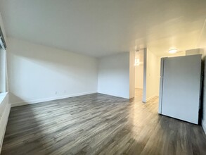 Village Vista Apartments in Seattle, WA - Building Photo - Building Photo