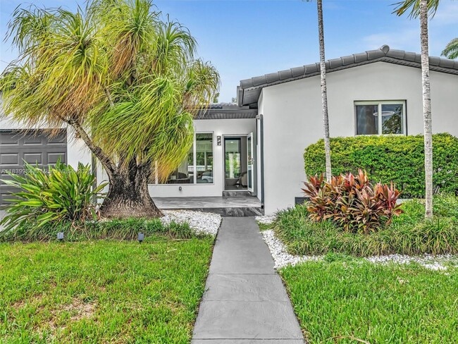 property at 915 N 14th Ave
