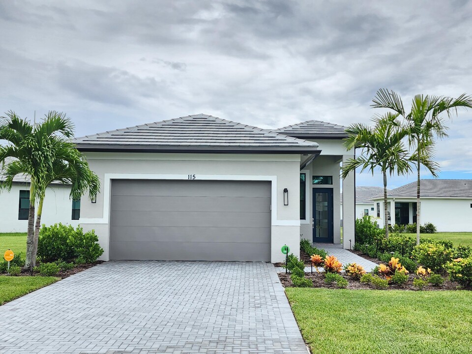 115 SE Strada Cervaro in Port St. Lucie, FL - Building Photo