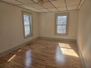 40 Garnet St, Unit 2 in Fitchburg, MA - Foto de edificio - Building Photo