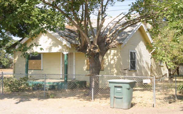 806-828 N Windsor Ave in Stockton, CA - Building Photo