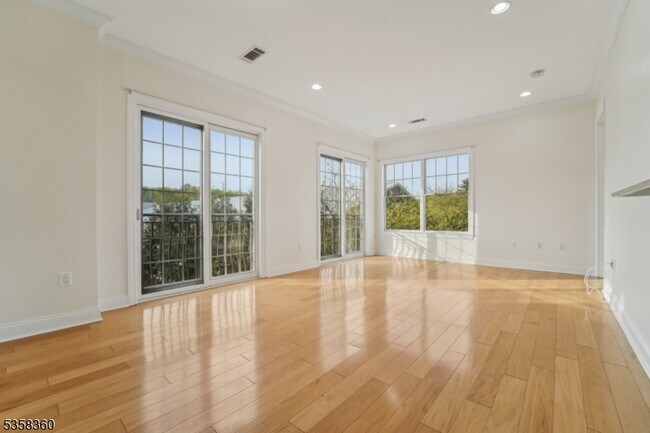 1212 The Plaza in Paramus, NJ - Building Photo - Building Photo