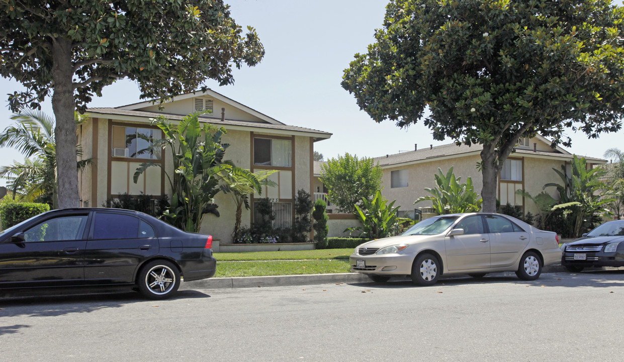 125 W Cedar St in Ontario, CA - Building Photo