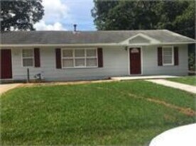 805 Pamela Dr in Griffin, GA - Building Photo