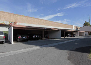 13251 Newland St in Garden Grove, CA - Foto de edificio - Building Photo