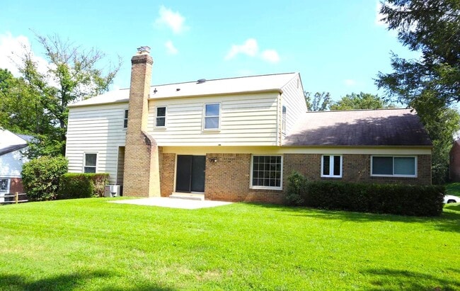 9021 Falls Chapel Way in Potomac, MD - Foto de edificio - Building Photo