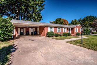 817 Woods Dr in Statesville, NC - Building Photo - Building Photo