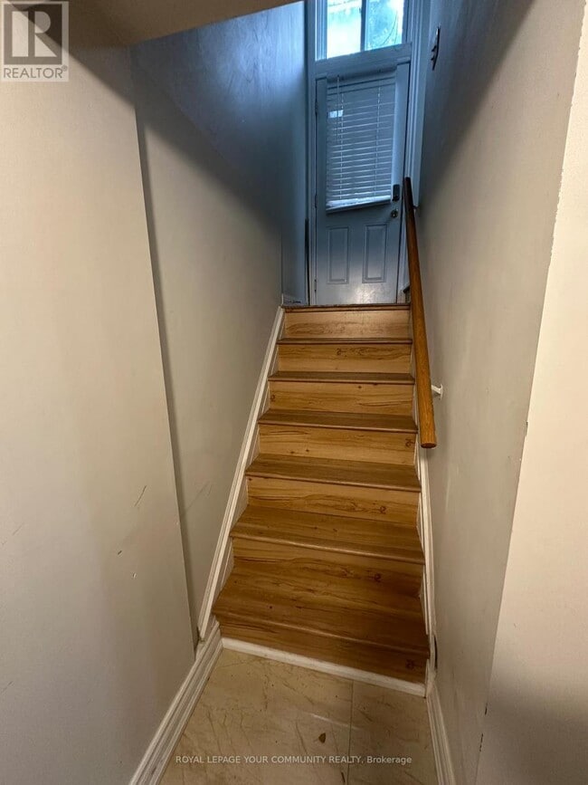 100 Richardson Dr in Aurora, ON - Building Photo - Building Photo