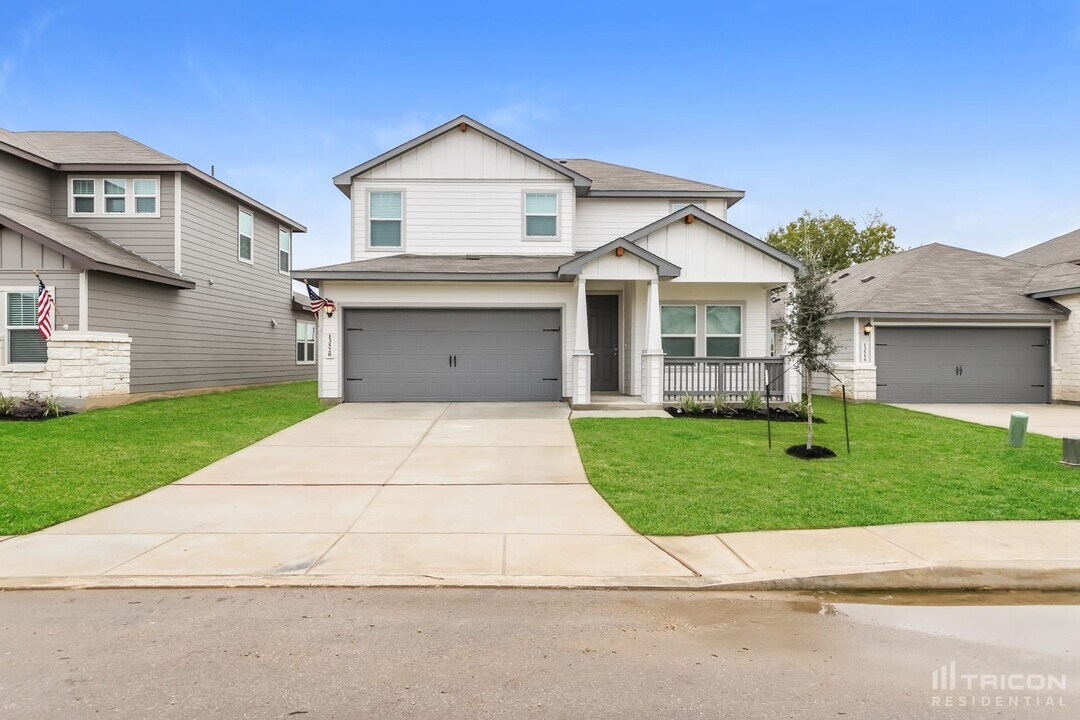 13520 Paxton Blvd in Saint Hedwig, TX - Foto de edificio