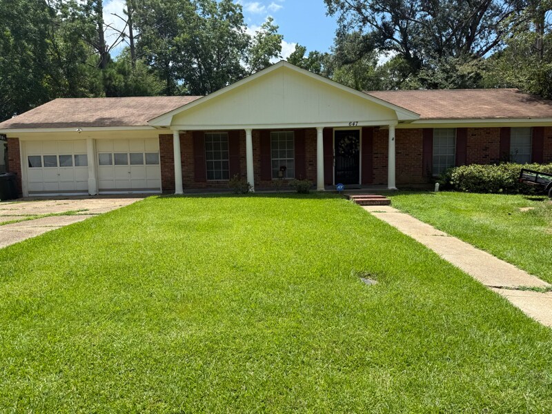 647 Spryfield Rd in Jackson, MS - Building Photo