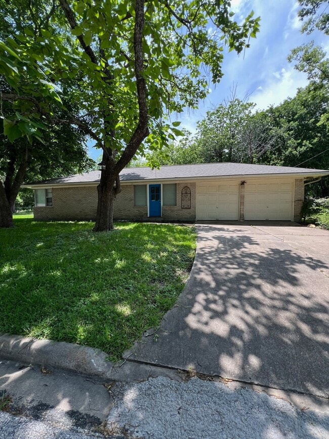 2704 Cedar Dr in Huntsville, TX - Building Photo - Building Photo