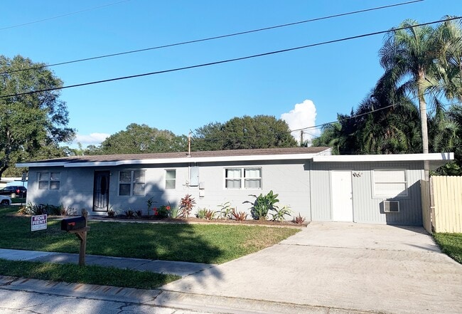 7075 47th St N in Pinellas Park, FL - Foto de edificio - Building Photo