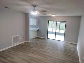 725 Chilt Dr in Brandon, FL - Building Photo - Building Photo