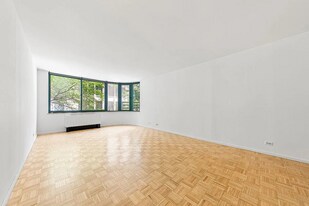 295 Greenwich St in New York, NY - Building Photo