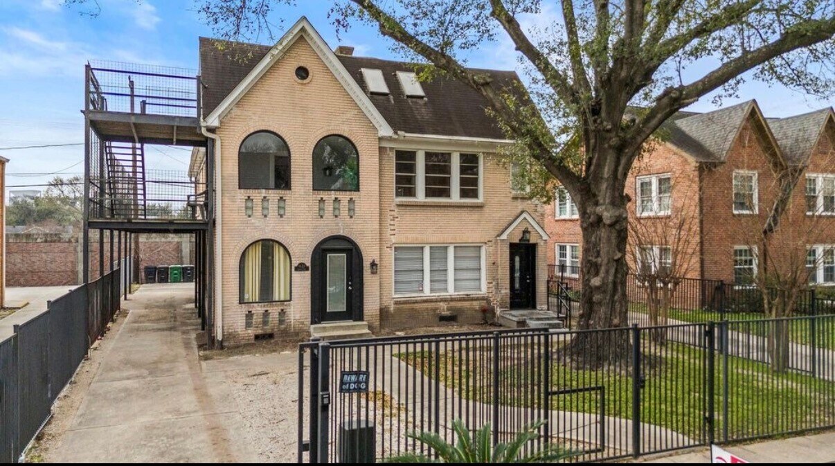 1635 Castle Ct in Houston, TX - Building Photo