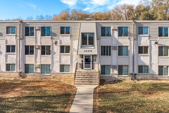 Manitou Ridge Apartments in White Bear Lake, MN - Building Photo - Building Photo