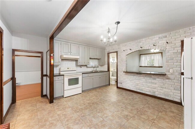 594 Metacom Ave in Bristol, RI - Building Photo - Building Photo