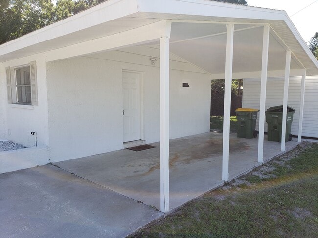 135 Suntan Ave in Sarasota, FL - Foto de edificio - Building Photo