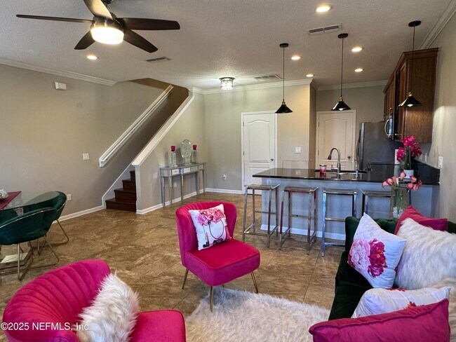 property at 528 Sherwood Oaks Dr