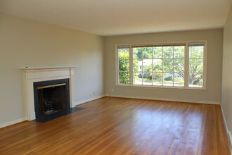 8025-8027 SW Northvale Wy in Portland, OR - Foto de edificio - Building Photo