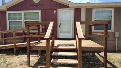 8996 FM 775 in La Vernia, TX - Foto de edificio - Building Photo